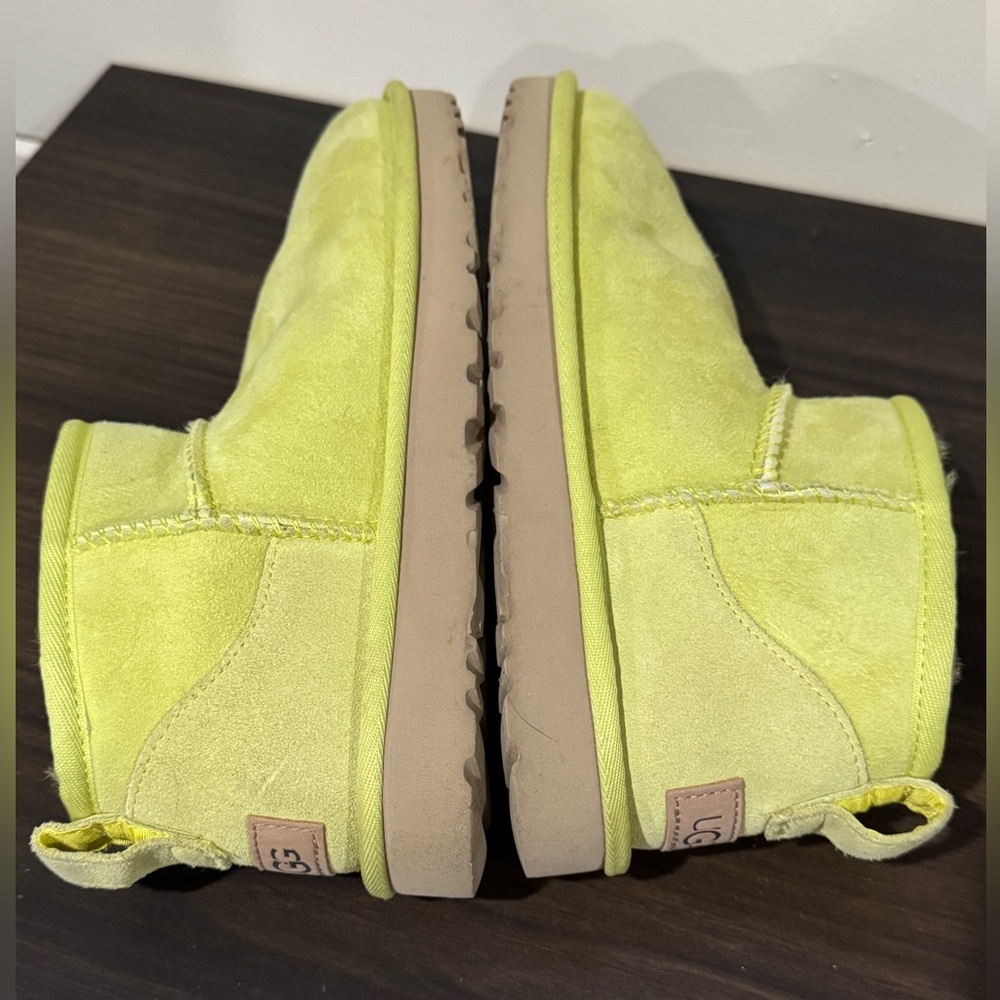 UGG Women’s Classic Ultra Mini shoe boot Size 8 vibrant yellow - Picture 3 of 7
